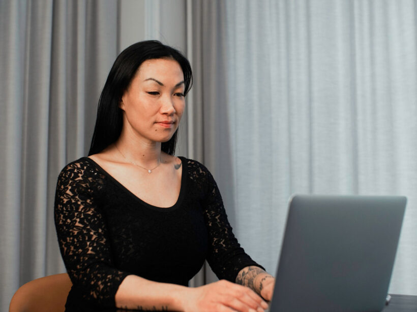 kvinna sitter vid dator